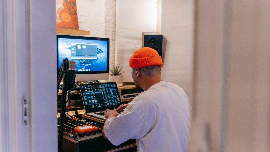 artista independente produzindo música em home studio simples