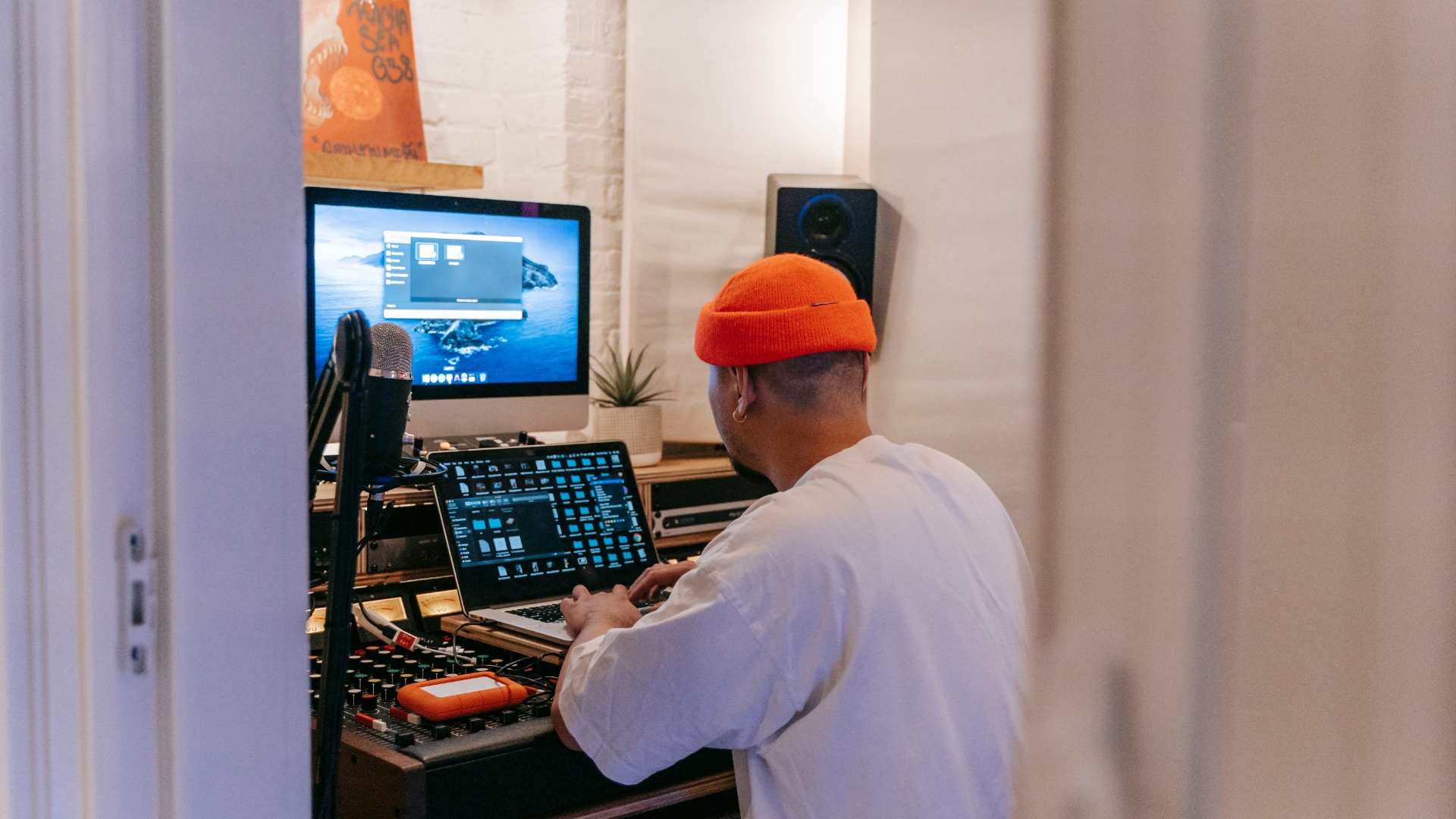 artista independente produzindo música em home studio simples