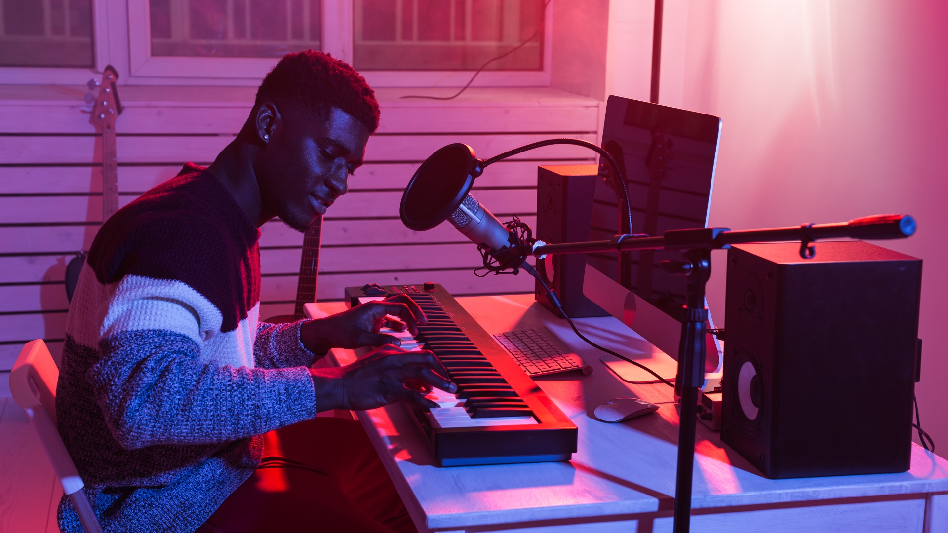 artista produzindo música com computador e fones 